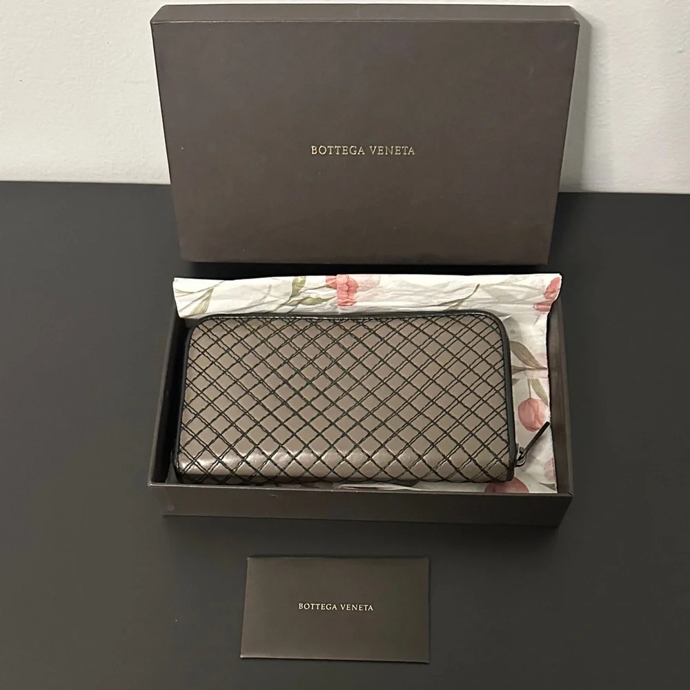 Bottega Veneta Dark Beige & Black Woven Zip Around Wallet. NWOT & Incl Orig Box - Picture 14 of 15